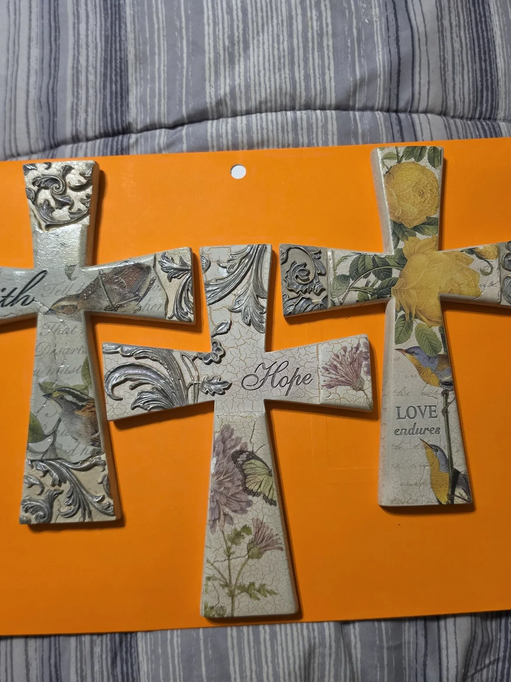 Vintage 2009 Decorative Floral Cross Wall Set in Cream 